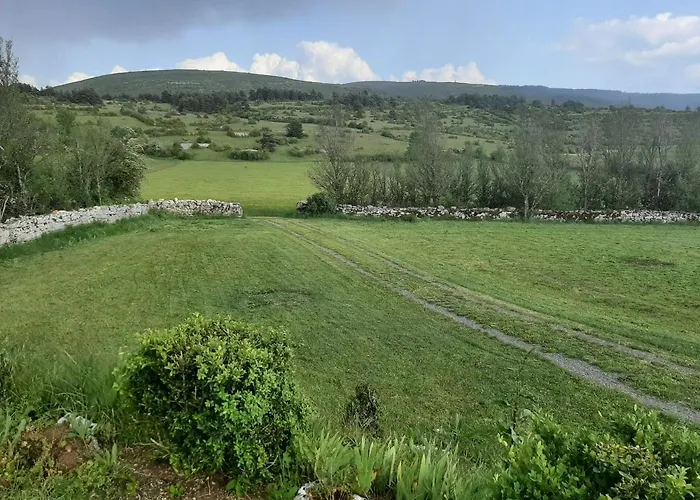 Le De Pierrot La Malène